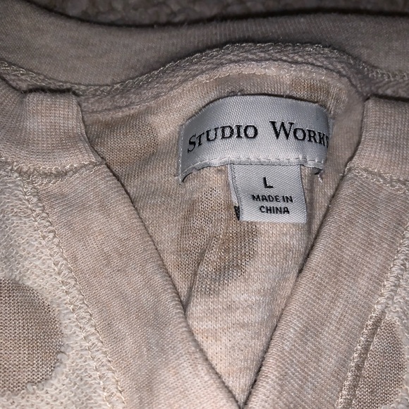 Long sleeve size large studio works - Picture 2 of 3